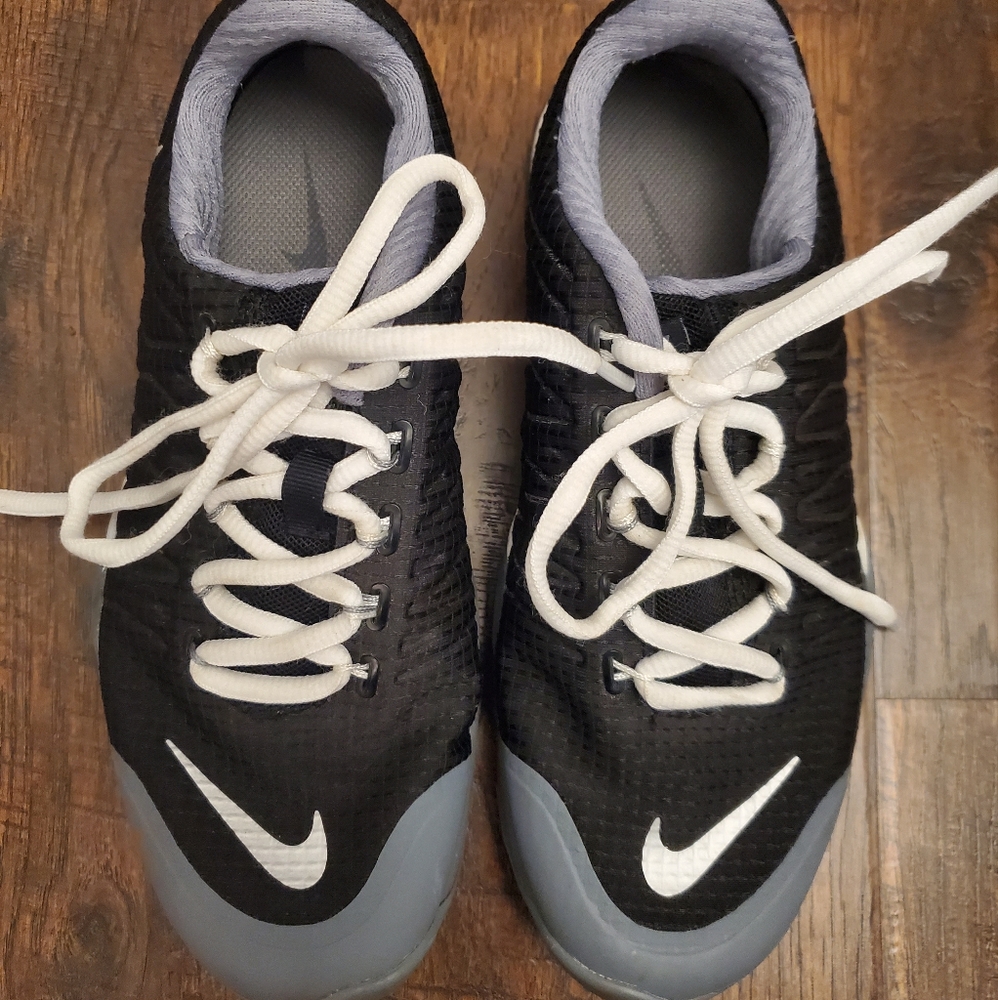 Nike Women's Black and Gray Athletic Shoes
